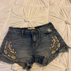 Jean booty shorts